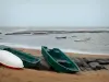 Landschaften der Vendée - Sandstrand mit Barken und Felsgestein, Boote auf dem Meer (Atlantische Ozean), in Saint-Hilaire-de-Riez (Sion-sur-l'Océan)