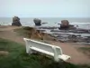 Landschaften der Vendée - Corniche vendéenne: Bank mit Blick auf die Felsen und das Meer (Atlantische Ozean), in Saint-Hilaire-de-Riez (Sion-sur-l'Ozéan)