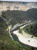 Landschappen van de Ardèche - Gorges de l'Ardèche kalkstenen kliffen met uitzicht op de rivier de Ardèche