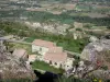 Landschappen van de Ardèche - Uitzicht over de daken van het dorp Mirabel en Coiron plateau