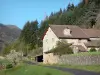 Landschappen van de Ardèche - Regionale Natuurpark van de Monts d'Ardèche: stenen huis aan de rand van een kleine weg