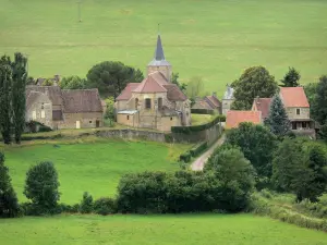 Landschappen van Bourgondië - Bazoches dorp met zijn kerk van St. Hilaire en huizen omgeven door bomen en weiden