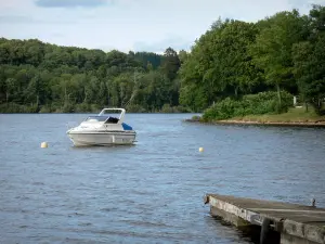 Landschappen van Bourgondië - Settons Lake (kunstmatig meer), in de Morvan Regionaal Natuurpark: boot op het meer en houtwallen