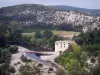 Landschappen van Gard - Cèze Valley: rivier de Cèze, molen, bomen langs het water en heuvels