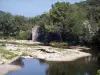 Landschappen van Gard - Cèze Valley: rivier de Cèze, huis en bomen aan de rand van het water