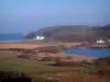 Landschappen van de kust van Bretagne - Side bedekt met struiken en velden, vijver, huizen en zee (Atlantische Oceaan)