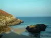 Landschappen van de kust van Bretagne - Kleine zandstrand met rotsen, kust en zee (Atlantische Oceaan)