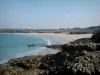 Landschappen van de kust van Bretagne - Rotsen en zand strand, dan voor de kust