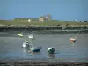Landschappen van de kust van Bretagne - Laagwater met kleine kleurrijke boten en de wal op de achtergrond