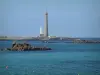 Landschappen van de kust van Bretagne - Zee (het Kanaal), rotsen, kust en vuurtoren