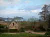 Landschappen van de kust van Bretagne - Kleine stenen huis omgeven door grasvelden en bomen, kust en zee (Engels Kanaal) breed