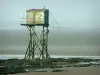 Landschappen van de kust van de Loire-Atlantique - Fisherman's hut op palen en rotsen bij laag water