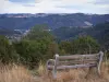 Landschappen van de Loire - Bench met uitzicht op bomen en beboste heuvels