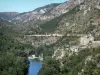 Landschappen van de Lozère - Gorges du Tarn - het Parc National des Cevennes: Kasteel met uitzicht op de rivier de Tarn Prades