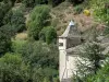 Landschappen van de Lozère - Parc National des Cevennes: huis, omringd door groen