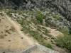 Landschappen van de Lozère - Parc National des Cevennes: wallen van La Garde-Guerin langs de Chassezac kloven, op de stad Prevencheres