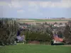 Landschappen van Picardië - Village (huizen, kerktoren), omringd door velden