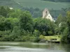 Landschappen van Picardie - Marnevallei: gotische kerk Mézy-Mills, Marne, bank met bomen, en wijngaarden van de Champagne op de achtergrond