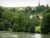 Landschappen van Picardie - Vallei van de Marne rivier de Marne, een bank met bomen, huizen en kerktoren van de Mont-Saint-Père