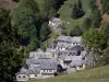 Landschappen van de Pyreneeën - Kerktoren en huizen in het dorp Aspin-Aure, weilanden en bomen