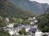 Landschappen van de Pyreneeën - Gavarnie dal: huizen in het dorp Gèdre omgeven door bomen en bergen