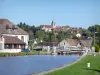 Landschappen van de Yonne - Klokkentoren van de kerk van Rogny-les-Sept-Écluses en dorpshuizen langs het kanaal van Briare