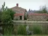 Landsitz Chabotterie - Wasserfläche, Nebengebäude und Logis im Hintergrund