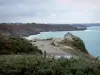 Landtong van Grouin - Trail, met uitzicht op de rotsachtige kust en heide