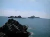 Landtong van la Parata - Rocks aan de rand van Parata, Middellandse Zee en de archipel (eilanden) Sanguinaires achtergrond
