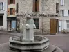 Langogne - Fontaine, façades de maisons et terrasse de café de la cité ; dans le Gévaudan