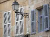Langres - Lanterne murale et façades de maisons de la vieille ville