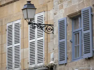 Langres - Wandlamp en de gevels van huizen in de oude stad