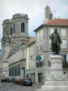 Langres - Estátua de Denis Diderot (obra de Frédéric Bartholdi), torres da catedral de Saint-Mammes e casas da cidade velha