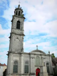 Langres - Campanário e fachada da Igreja de St. Martin