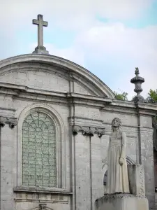 Langres - Voorgevel van de kerk Saint-Martin en het standbeeld van Jeanne d'Arc