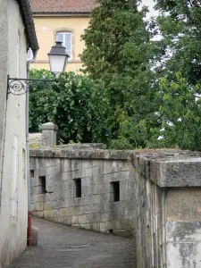 Langres - Lanterna de parede e beco na cidade velha