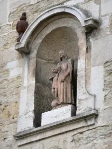 Langres - Nicho que abriga uma estátua da Virgem e do Menino