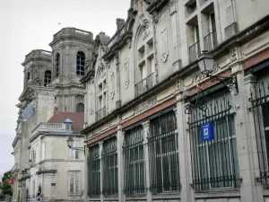 Langres - Gevels van de oude stad en de torens van de kathedraal van St. Mamas