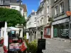 Laon - Terrasse de café et façades de maisons de la cité médiévale