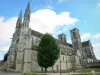 Laon - Église abbatiale Saint-Martin, et square agrémenté de bancs et d'un arbre