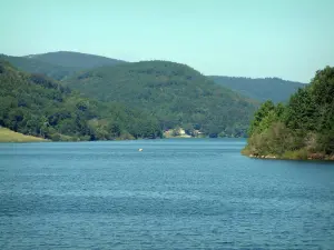 Meer van le Laouzas - Lake en heuvels bedekt met bomen (bossen), in het Regionaal Natuurpark van de Haut Languedoc