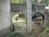 Larressingle - Valas (fossos) e ponte de pedra da vila fortificada medieval