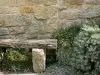 Larressingle - Façade de pierres, banc et plantes
