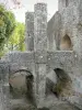Larressingle - Ponte de pedra, valas (fosso) e portão fortificado da vila medieval