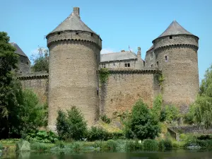 Lassay-les-Châteaux - Étang et verdure au pied du château de Lassay