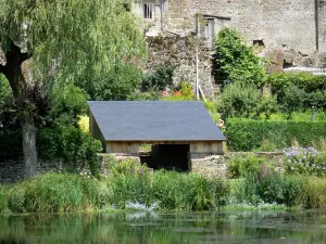 Lassay-les-Châteaux - Lavoir au bord de l'eau, entouré de fleurs et de verdure