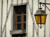 Lassay-les-Châteaux - Lanterna a muro e finestra di una casa a graticcio
