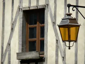 Lassay-les-Châteaux - Lanterne murale et fenêtre d'une maison à pans de bois