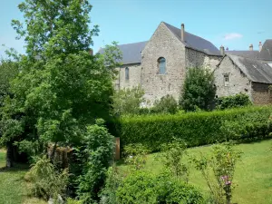 Lassay-les-Châteaux - Vue sur la chapelle Notre-Dame-du-Rocher, ancienne chapelle du château