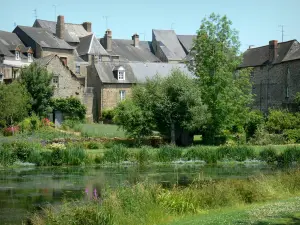 Lassay-les-Châteaux - Maisons de la cité, et étang entouré de fleurs et de verdure